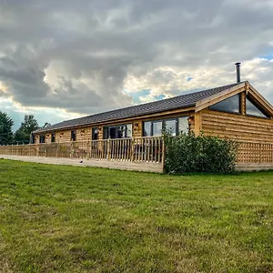 Holiday home 4bed Sleeps8-pet Friendly-hot Tub-log Burner, York
