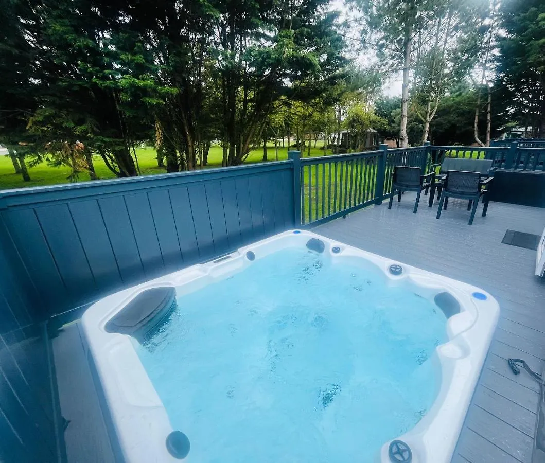 Pine Lodge With Hot Tub York 0*,  Storbritannien