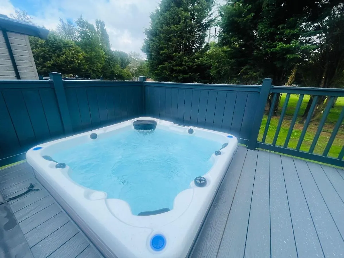 Pine Lodge With Hot Tub يورك المملكة المتحدة
